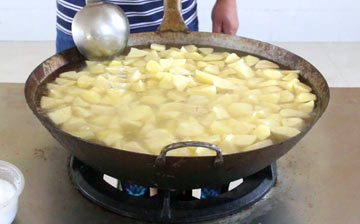 锅巴土豆的做法1